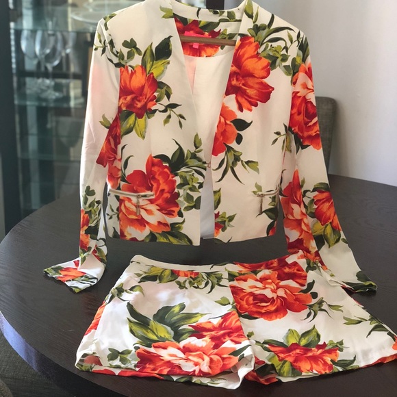 Floral blazer with matching shorts - Picture 2 of 6